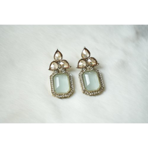 10cTfeFs9iTVQRckoQ_GH5kwig2nGeIGe.jpg Sea Green Tear Drop Golden Earrings