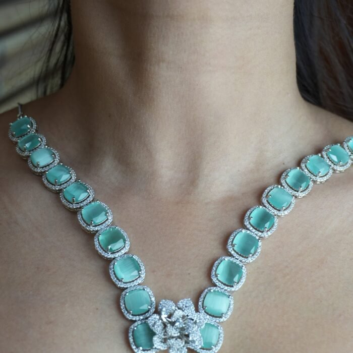11qz5K_0YfasbnVkTozokokqtTVAJGBaU.jpg Mint Green AD Necklace Set