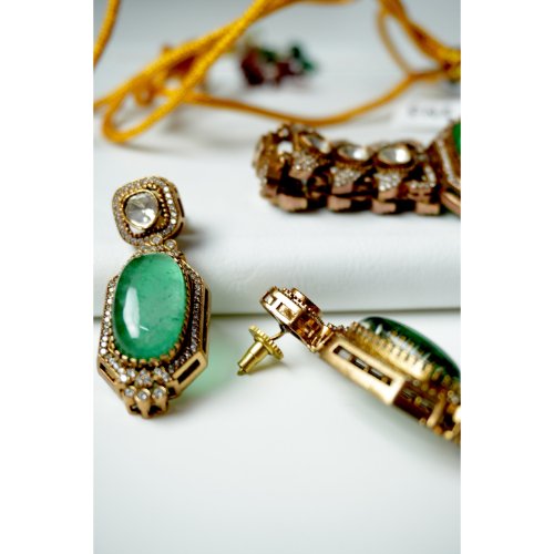 1BFVBlvH2Gnw323Gfb7IOQNDDEv-gF_he.jpg Emerald Traditional Kundan Choker Necklace Set