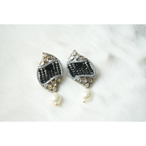 1DEdR3TrKJbdekADlRswZGkPReU3Ywjuf.jpg Black Leaf Shaped Pearl Drop Earrings