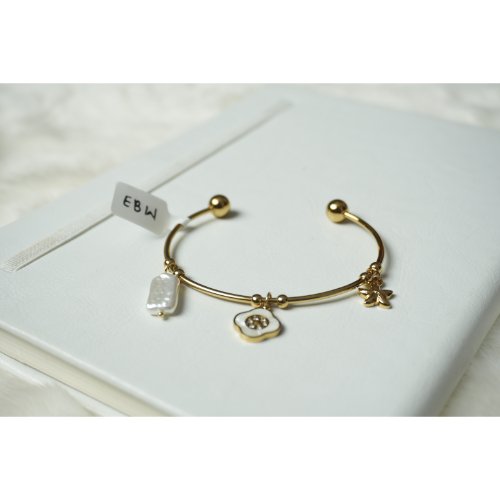 1EQU4Lku2A8Ig-QcD7hiL7-ZtAoLfqdF_.jpg Gold Stone Clover and Pearl Charm Bracelet