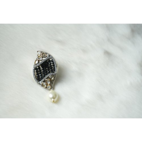 1MfIZpu9ogNJmdleN1EZmDhO8a3qeezOG.jpg Black Leaf Shaped Pearl Drop Earrings