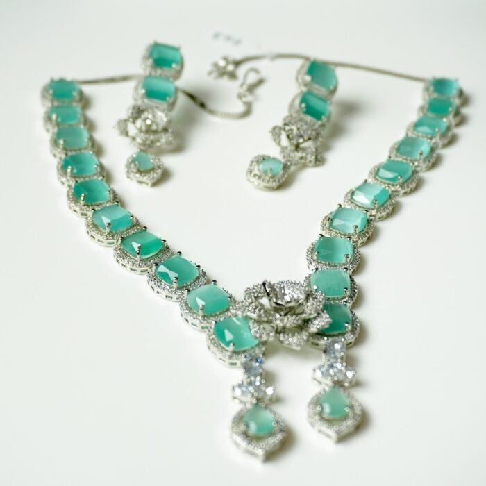 1NDBupMvfC-60oeLy6UEUUtroLgHx_pFl.jpg Mint Green AD Necklace Set