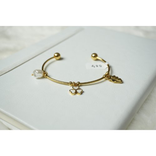 1NXl49hipnmrLI4bCVEugiMtIyGzcK_l5.jpg Gold White Clover and Pearl Charm Bracelet