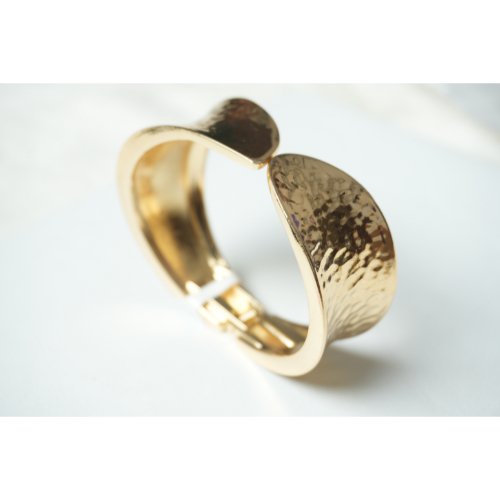 1NtiBqvtvzvXZq9vpi_nG5ITfkFmw0Hde.jpg Gold Hammered Textured Sculptural Twist Cuff Bracelet