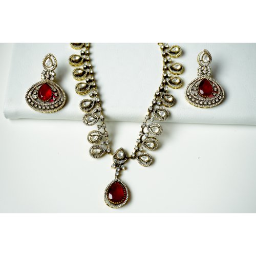 1OtRp2y_dEtV8tuEMFWigNbmDJb4mLM6f.jpg Ruby Polki Droplet Necklace Set