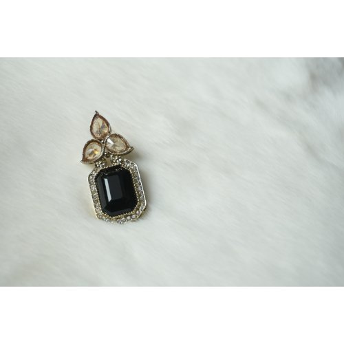 1Qt5Lmg1iDzAS9-Ol0KI-BjzZWaZkg788.jpg Black Tear Drop Golden Earrings