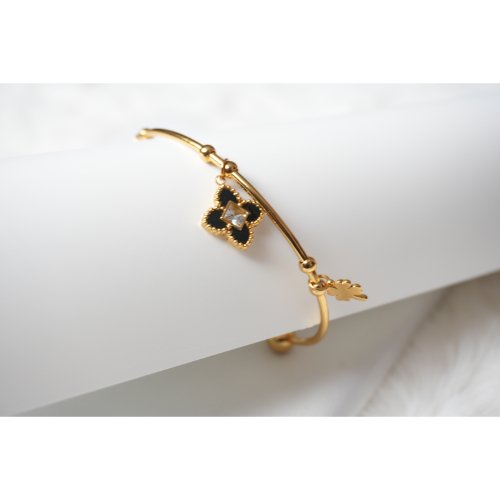 1Rlb9XvTJpYryDQQYmRvCV2h-wL1N2-yg.jpg Gold Black Clover Charm Bracelet