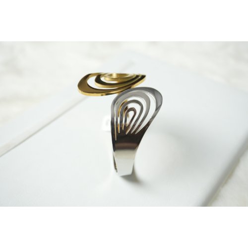 1XSAq_EUTiz65fQfhyg5BDdoSjZlHw9Fq.jpg Two Toned Wavy Cutout Cuff Bracelet