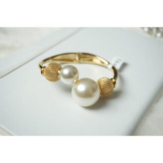 1aCcXD_edY7hLk56UkFO07MRkWsf40yPT.jpg Gold Pearl Curtain Tieback Bracelet