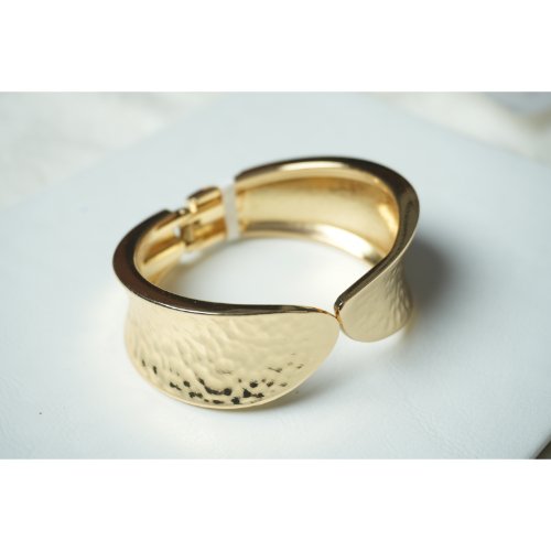 1dQm69fIVmAYBLJZTJKwvaknkSw7_9s3Q.jpg Gold Hammered Textured Sculptural Twist Cuff Bracelet