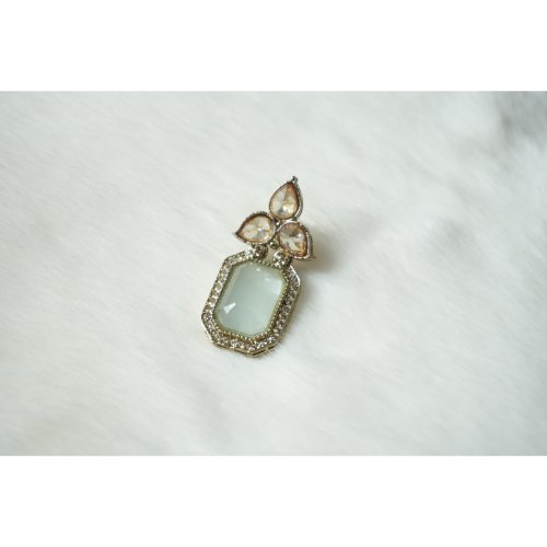 1eUcda4upe_mXVMG2X-TxNCfp-NS01fx1.jpg Sea Green Tear Drop Golden Earrings
