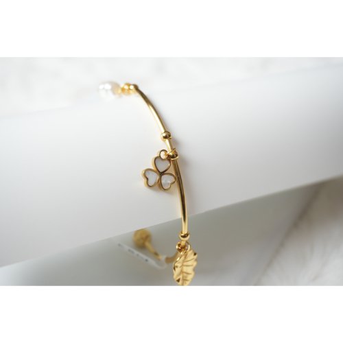 1eVLkpCfUJRSGXTO-v7bdCLa9WX2oIrvA.jpg Gold White Clover and Pearl Charm Bracelet