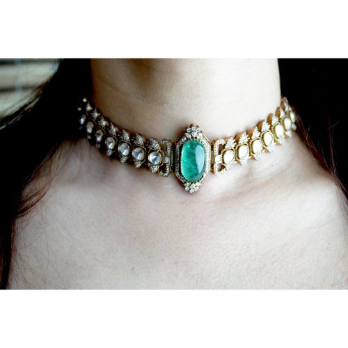 1fVOrORLFEwYnKuFS_2BFbHq9CqZ4twmy.jpg Emerald Traditional Kundan Choker Necklace Set