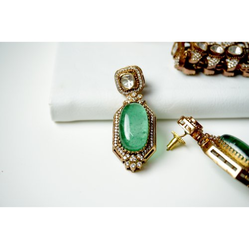 1jiZibBMi4TdOkd9YMIRJpRzsQAf2YVz3.jpg Emerald Traditional Kundan Choker Necklace Set