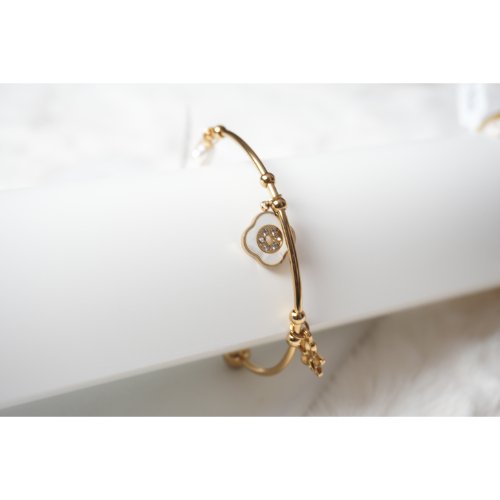 1nl_L0IXhJN-Ep8gH4x7nWQS3GGOhgbRH.jpg Gold Stone Clover and Pearl Charm Bracelet