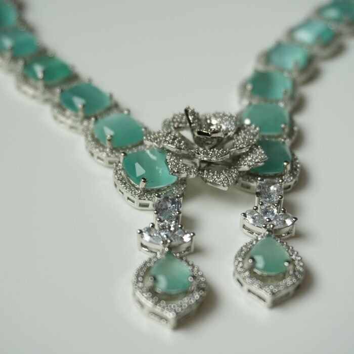 1p3TPI1GzNqi7IqAy-H_XHT8n7R-sb0Zc.jpg Mint Green AD Necklace Set