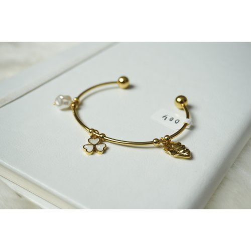 1padUacf0giG3uFBe_IHTS42iDD78nHnp.jpg Gold White Clover and Pearl Charm Bracelet