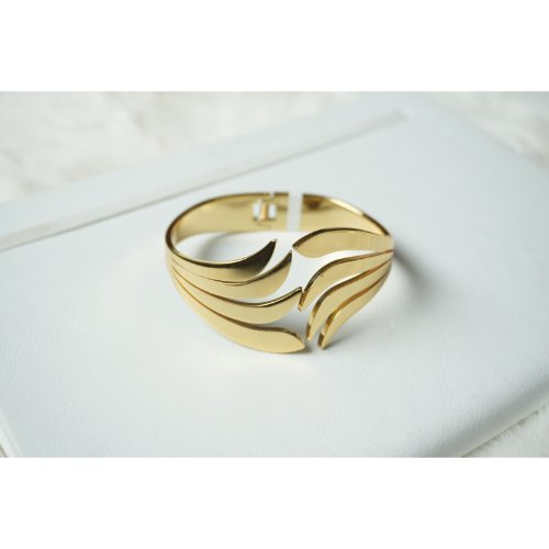 1w06iGOTHD9qg2nVXmSvipwT0uNhuh3TV.jpg Gold Curved Cuff Bracelet
