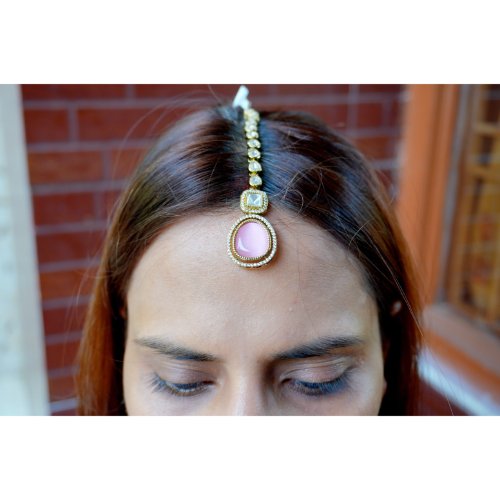 1wYPnGlFBUN603Q0Wiuw3kaX_QAUavigt.jpg Pink Stoned AD Maang Tikka
